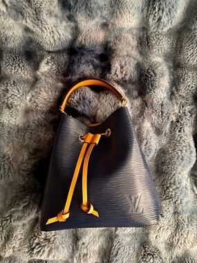 Louis Vuitton NeoNoe Epi Leather Navy/Gold – Authentic